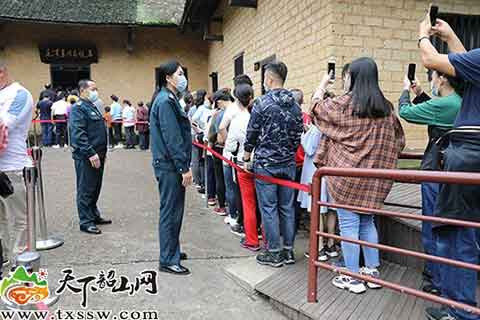“十一”长假第二天 韶山迎来游客高峰