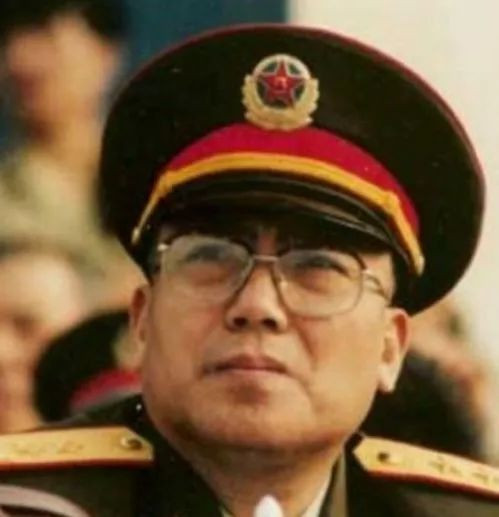 霸权主义攻击一个主权国家，首先进行的是思想文化战争，采取里应外合的手段，摧毁其核心价值观，以取得“不战而屈人之兵”的效果。面对西方文化的大规模涌入，我们决不能在文化和意识形态上软化自己的立场。 