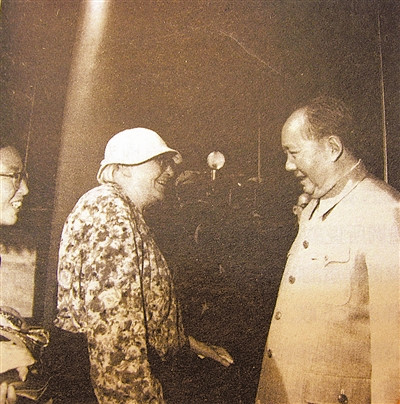 解放军报:毛泽东自信地回答说:“原子弹是美国反动派用来吓人的一只纸老虎,看样子可怕,实际上并不可怕。”