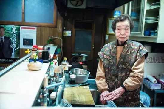 当我们自嘲打工人的时候，日本遍地都是七八十岁的资深打工人