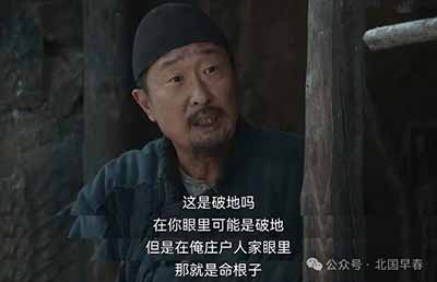 在资本主义社会，文化生产被资本的逻辑所主宰。知识分子为了生存和发展，常常需要迎合市场的需求，接受资本的资助与审查。许多作家、艺术家在这种环境下，成为了资产阶级的“精神雇佣劳动者”。他们的创作不可避免地带有资产阶级意识形态的烙印，作品中充斥着对消费主义、享乐主义的宣扬，对社会不平等现象的忽视或美化。这种依附性使得文化生产成为资本积累的工具，失去了批判现实、启迪民智的功能。