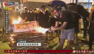 两张香港今日非法集会的现场照片,告诉你境外受众看到的会是什