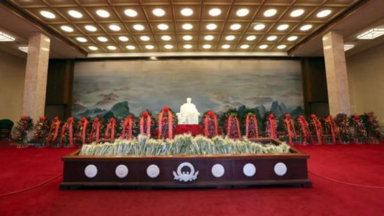 毛主席诞辰128周年,毛新宇携家人现身纪念堂,深切缅怀