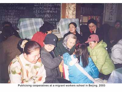 伊莎白说,“这首现实主义诗,是关于革命的。革命不由天使来进行,革命是由追求公义社会的普通人来进行的。他们当然会犯错误。这是学习过程不可缺的部份。”
