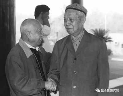 新疆的社会稳定是要靠最广大热爱毛主席，拥护共产党的善良的各族人民，我们要赢得新疆各族人民的信任与拥护，就要真正发挥好党的民族政策的威力，用心去维护最广大的贫苦老百姓，各族人民的利益。