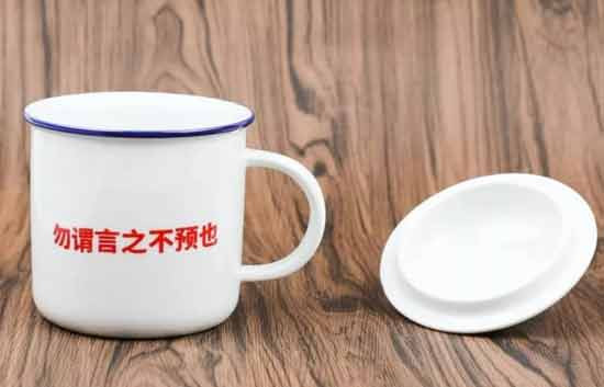 时代变了,宝岛上盘踞的伪政权,不是我们的兄弟姐妹,而是一意孤行投靠美帝、甘愿为虎作伥、为北美奴隶主匪帮做反华反共马前卒的敌人,对待同志要像春天般温暖,对待敌人就要像秋风扫落叶般无情。