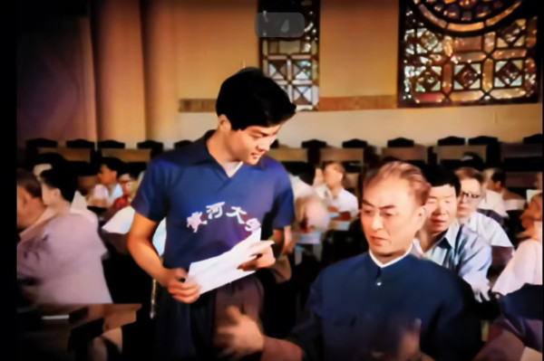 高考已经结束,排名却被带进了大学寝室。高考排名第260名,因为不满与排名2600名的同学住在同一间寝室,竟提出退学。