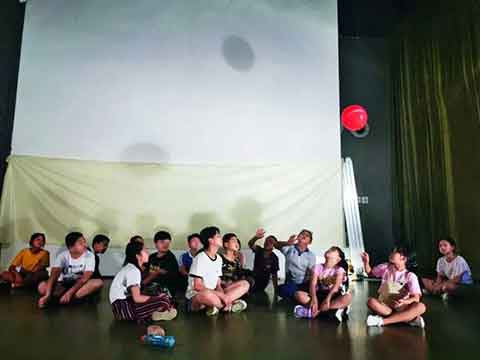 艺术何为 | 访电子厂女工野菊花：演自己的故事，台词不用背都在心里