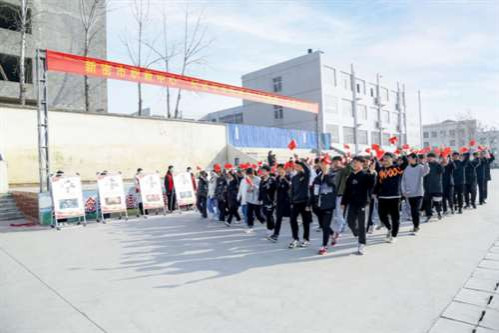 校园重跑长征路 革命薪火代代传