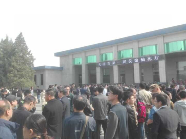 新心按语:2016年4月24日网友自发地通过网络默哀悼念艾跃进教授,通过这次悼念活动,更能激发广大网友关心时政,关心中华民族的前途,热爱社会主义。更能让社会公平正义,社会主义道路复兴的梦想一定能够实现!