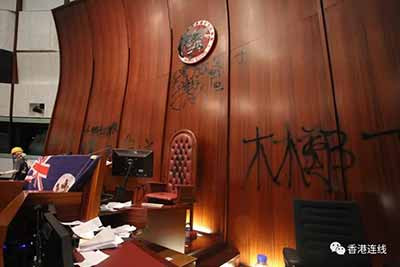 暴徒攻立會 全城憤怒 警隊凌晨平亂