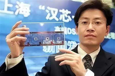 项立刚做为学者,如此引领世风,着实让世人为之侧目!幸亏司马南没有和他计较,否则中国的社会世风真的会让外人见笑了。