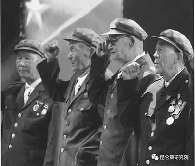 新疆的社会稳定是要靠最广大热爱毛主席，拥护共产党的善良的各族人民，我们要赢得新疆各族人民的信任与拥护，就要真正发挥好党的民族政策的威力，用心去维护最广大的贫苦老百姓，各族人民的利益。