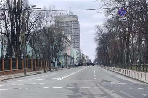 本应成为东西方沟通桥梁的乌克兰，如今却变成了大国对抗的前沿。乌克兰局势的恶化及美国和北约奉行冷战思维挑动对抗，只顾利益不讲道义的现实，足以供那些甘当霸权国家马前卒和棋子的势力三思。