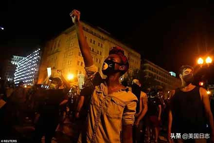 让我们重温上世纪六十年代毛泽东主席支持美国黑人抗暴斗争的声明，认清本质，坚定决心，鼓舞斗志，行动起来，给予美国人民反抗种族歧视的正义斗争以强大的声援！
