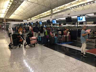 直击｜香港机场瘫痪两天，现场出现美国国旗