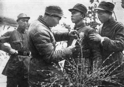 过去几十年,我国影视剧中一直淡化毛岸英的形象,要么直接隐身,要么唯唯诺诺,木讷寡言。