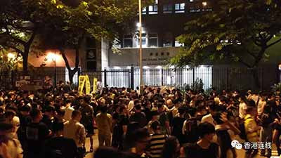 乱港暴徒围警署逼放人 镪水弹伤警狂言烧法院