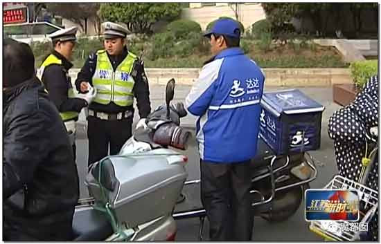 到底是谁在逼外卖骑手闯红灯、逆行、撞死人？