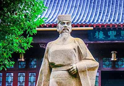 我们必须运用马克思主义的阶级分析方法,揭露历史上儒法斗争的实质,批判尊儒反法的反动思潮。我们肯定法家在历史上的进步性,批判儒家的反动性,目的“是给历史以一定的科学的地位,是尊重历史的辩证法的发展,而不是颂古非今,不是赞扬任何封建的毒素”。