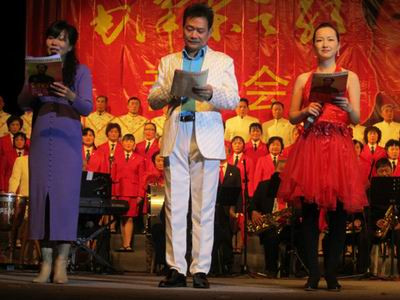 2012年12月26日被人们称呼为“中国红歌总司令戴诚”唱出“毛泽东之歌”,让人热血沸腾、让人情不自禁泪水不断模糊眼睛。