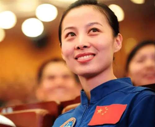 我听说，《新周刊》的编辑们，都是一群20出头的“年轻女性”，她们一毕业，就成了杂志编辑，几乎没有去工厂、工地、深山、一线、基层了解过。她们对中国女性的了解，大概仅限于微博娱乐板块......所以她们脑子里，只会出现什么李靓蕾、都美竹，而不会出现女工人、女农民、女拖拉机手、女坦克手、女空降兵......她们根本不知道什么是真正的美，什么是真正的独立和现代！毕竟，《新周刊》的副主编，曾是热情讴歌日本7