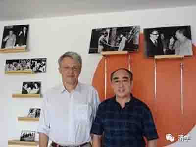 无产阶级只有解放全人类，才能最后解放无产阶级自己——这是真理，这才是开放的内在规律。把握了这样的规律，才有中国乒乓球队当年构建的金牌的根基，尤其是这个根基的金牌。
