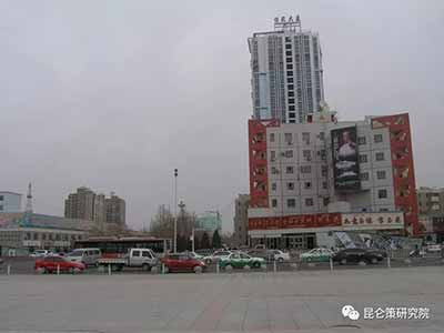 新疆的社会稳定是要靠最广大热爱毛主席，拥护共产党的善良的各族人民，我们要赢得新疆各族人民的信任与拥护，就要真正发挥好党的民族政策的威力，用心去维护最广大的贫苦老百姓，各族人民的利益。