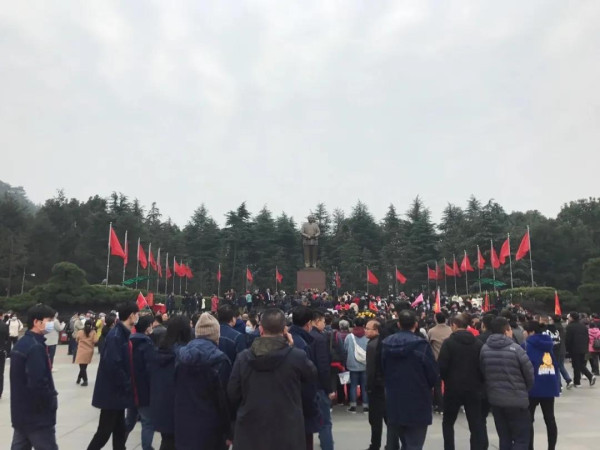 极不平凡的2020年，至此，终于走到了尽头。这样一年，给全世界人们，带来的最主要启发，是什么呢?我们认为：只有社会主义，才能救世界!!具体说：只有马列毛的真社会主义，才能救世界，才能救人类。舍此别无他路，另外任何一条路都是死路