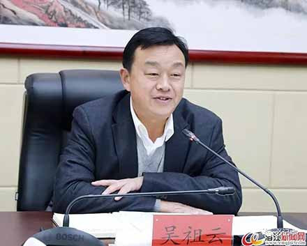 风险决策的时候主政的人不要老想着位子,稍微对老百姓有些责任心、稍微有些良知就会避免很多不必要的伤亡、很多无谓的巨大损失。