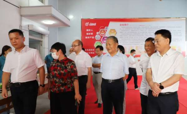 河南省南街村党委书记王宏斌参加“展新颜”新型村级集体经济发展论坛