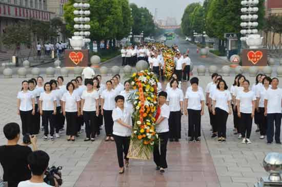 河南省南街村举行纪念毛主席逝世44周年活动