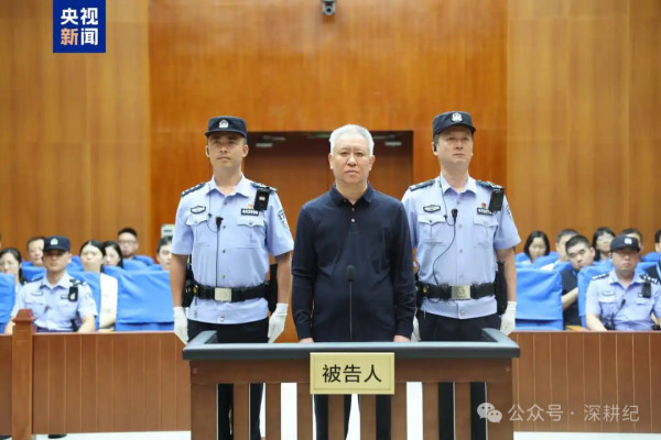这是市场竞争条件下资本不得不面临的困局。只要逐利的逻辑没有变，任何一个行业都可能在多方加持下成为资本的绞肉机， 使一个又一个光鲜亮丽的许老板们成为时代的牺牲品。