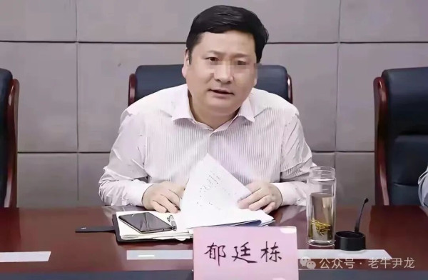 邯郸、杭州两起风波中显现的“中间人”现象，撕开了官商圈子的丑陋底色：少数人主动充当勾兑纽带，不惜牺牲他人的人身安全与人格尊严，博取好感、谋求私利，此类行径性质卑劣、危害突出，为人民群众深恶痛绝。