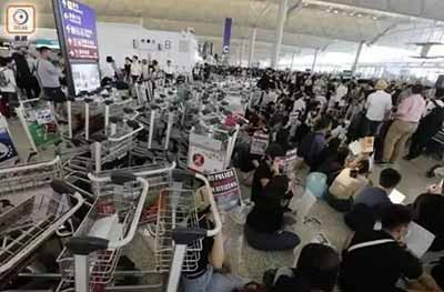 直击｜香港机场瘫痪两天，现场出现美国国旗