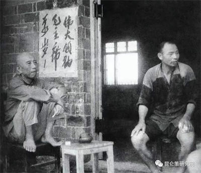 一个本来学生开玩笑的小品,之所以啰嗦了这么多,问题是现在这个由小品提出的问题,已经完全超乎小品之外。透过这个名叫“领导视察”的小品,我看我们的领导们你应该坐下来好好看看,是否应该从这个小品中悟出点什么呢?把它当作警钟,查查自己有没有那个小品中的“领导干部”形象,如果有,那就赶紧改吧!因为那个形象群众非常讨厌,端着架子打官腔,群众眼里你就不是一个好干部。