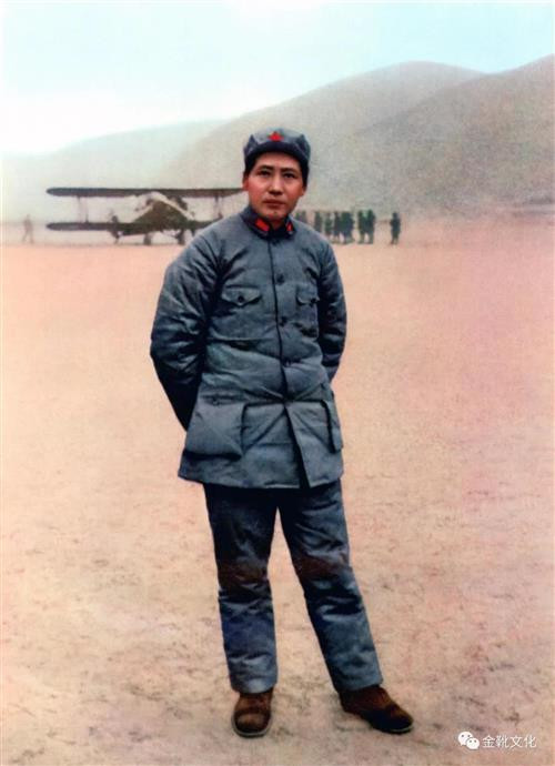 “伴随着帝国主义和中国民族工业的矛盾而来的,是中国民族工业得不到帝国主义的让步的事实,这就发展了中国资产阶级和中国工人阶级之间的矛盾,中国资本家从拚命压榨工人找出路,中国工人则给以抵抗。”