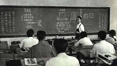 社会主义的教育不应当局限于学校围墙之内，应以劳动人民知识化和知识分子劳动化为目标，将教育扩展到全社会。应以劳动人民为根基，将人类文明几千年积累起来的知识平等地、无偿地传递给每一个需要知识的劳动者，彻底摧毁剥削阶级垄断知识、愚弄民众、制造不平等的根基。