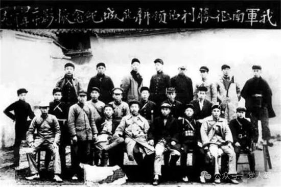 如果说原先还是“抗日遮百丑”,如今都要罔顾事实,拔高到抹杀军队的阶级性,那我就很有必要讲讲,什么才是真正的“人民子弟兵”。