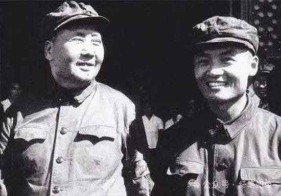 1964年7、8月间，毛泽东在北戴河一号楼和侄子毛远新连续谈了好几次话，内容都是关于培养接班人问题的，其中也包含着对党的现状和未来的担忧。