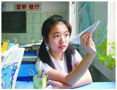 蒋方舟的故事,不是一个人的故事。它是一面镜子。照出的是这个社会对"天才"的迷信,对"包装"的纵容,对"特权"的沉默。这场闹剧,终于收场了。但闹剧背后的那套系统,还在运转。下一个蒋方舟,可能正在被某些合谋者,制造出来。