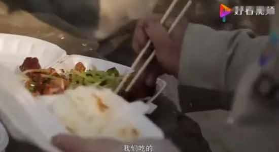 当“战忽局”在网络上俘获一大批粉丝的时候，就意味着这些粉丝的父辈在当年被忽悠瘸了一次，今天他们自己又要被忽悠瘸一次。