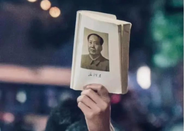 在内卷和躺平的无限拉扯之中,有越来越多的打工人找到了高喊“人民万岁”的北斗星。而找到了这个北斗星,就意味着找到了希望!