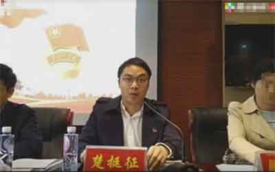 　是谁给你的勇气和气魄，让你在酒足饭饱后，褪下了人的那张皮! 是谁给你的地位和官位，让你在30岁的年纪，肆意挥霍烈士们打下的人民事业!是谁让你在烈士纪念碑下，把接班人的社会主义接力棒传递给了你!