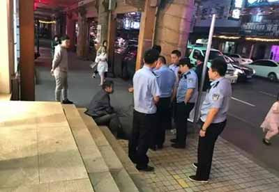 龙应台女生终究是闲不住，又开始对香港指手画脚，发表她的“高见”了。 她说“香港是花园地上的一颗鸡蛋”，把香港暴徒的行为，称为对“官方暴力”的反抗，把他们偏激、愚蠢、被利用的暴力，渲染出了“以卵击石”反抗暴政的悲壮味道。 她在文章的末尾，居然还以煽动的语气说：“中国那么大，只有香港人站了出来”。 言下之意，她是期望整个中国都乱起来？ 其实这个“鸡蛋”比喻并不是龙女士的独家发明，这来自于日本作家村上春
