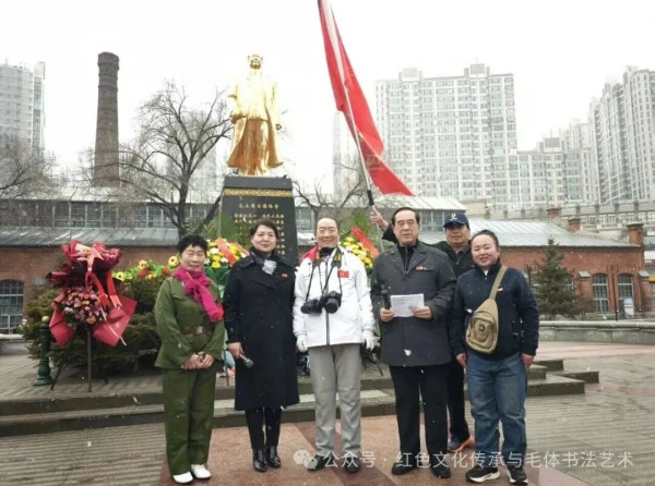 清明寄哀思  深情缅伟人——冰城群众冒雨雪纪念毛主席