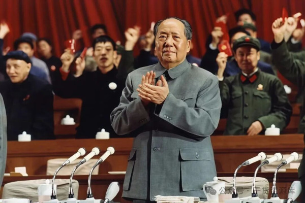 从史书中读出"特权不断自我复制"的铁律,从现实中验证"权力群体不会自我清洗"的真相,从人性中看透"好位置一旦坐稳就舍不得下来"的本能。然后他把这一切放在一起,得出一个让很多人不舒服、但无法回避的结论:靠自觉阻止特权,永远不可能成功。