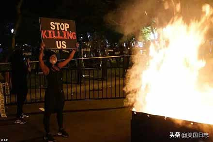 让我们重温上世纪六十年代毛泽东主席支持美国黑人抗暴斗争的声明，认清本质，坚定决心，鼓舞斗志，行动起来，给予美国人民反抗种族歧视的正义斗争以强大的声援！