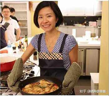 媒体圈把她吹出了花儿来,但庄小姐却是个彻头彻尾的两面人,一边假装爱中国、爱中国美食、爱中国人,一边喊着“中国加油”;一边却把离开中国,比喻成“犹太人躲避纳粹”……