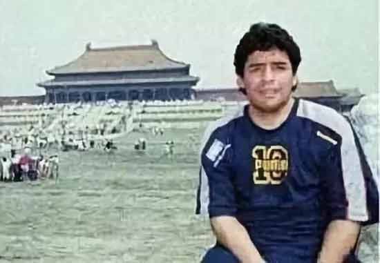 马拉多纳有两大毕生之政治偶像：菲德尔·卡斯特罗与切·格瓦拉，两位古巴共产党的缔造者与古巴独立运动、反美帝国霸权主义革命的领导者。